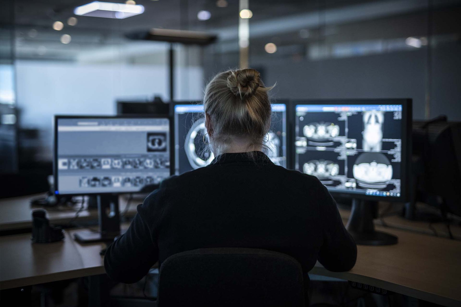Radiolog vid en granskningsstation
